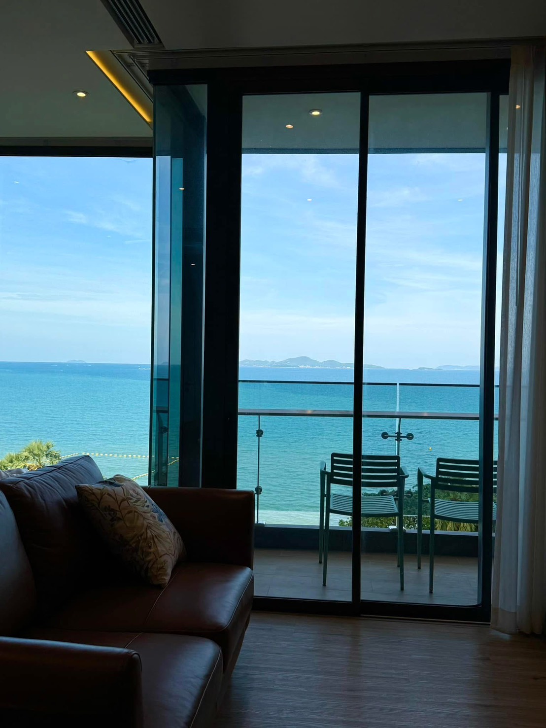 For Sale/Rent : Luxury Beachfront condo in Nort Pattaya @ Arom Wongamart