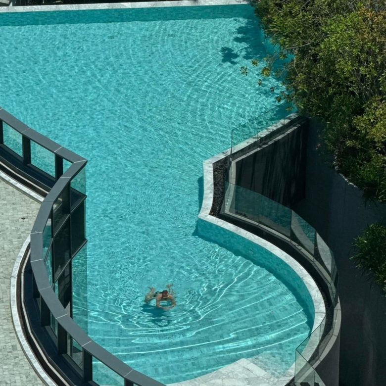 For Sale/Rent : Luxury Beachfront condo in Nort Pattaya @ Arom Wongamart