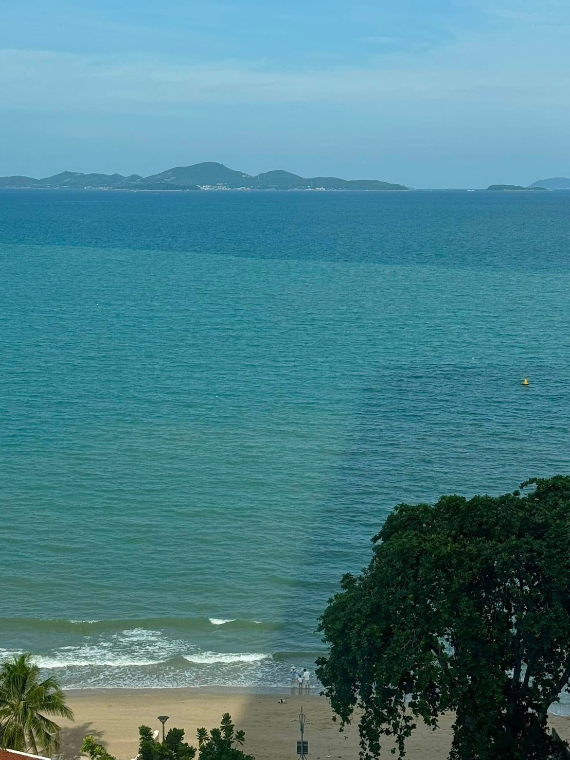 For Sale/Rent : Luxury Beachfront condo in Nort Pattaya @ Arom Wongamart
