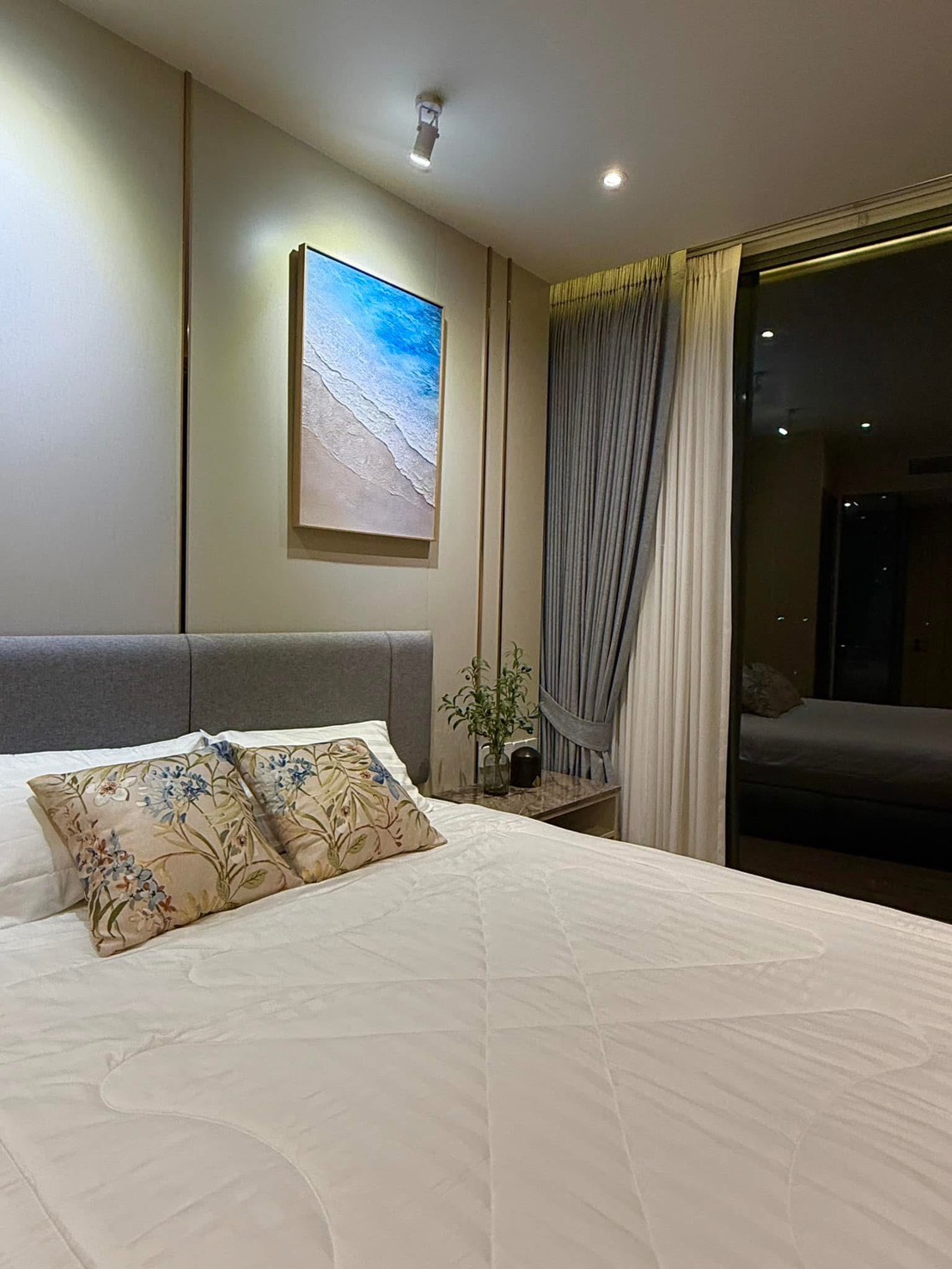 For Sale/Rent : Luxury Beachfront condo in Nort Pattaya @ Arom Wongamart