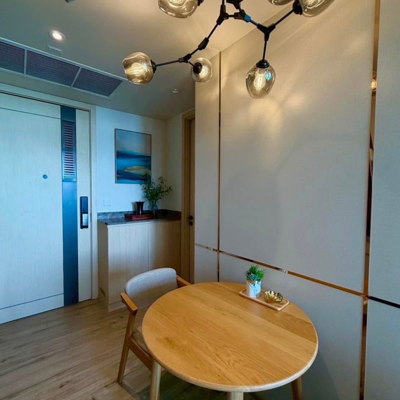For Sale/Rent : Luxury Beachfront condo in Nort Pattaya @ Arom Wongamart