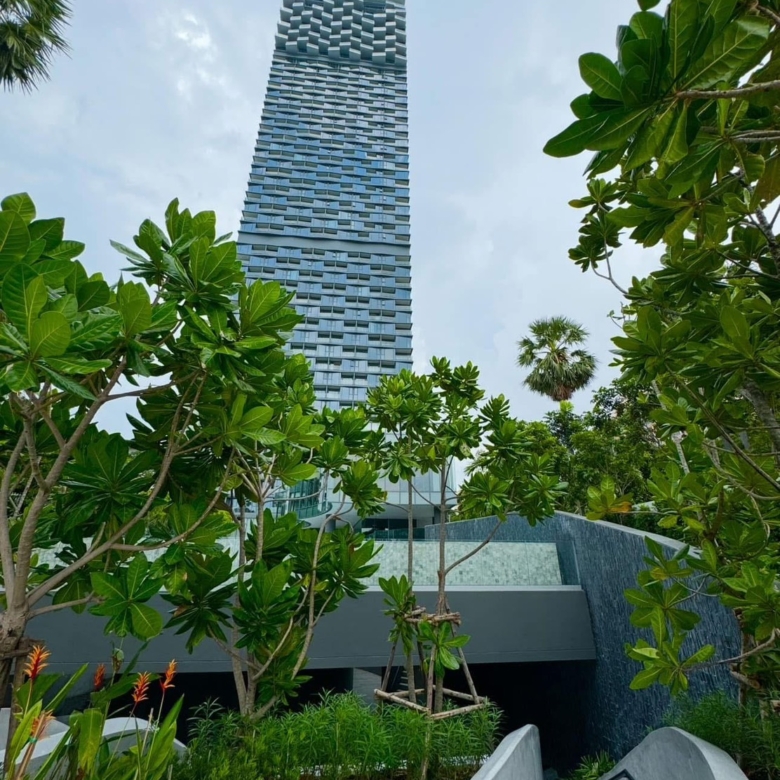 For Sale/Rent : Luxury Beachfront condo in Nort Pattaya @ Arom Wongamart