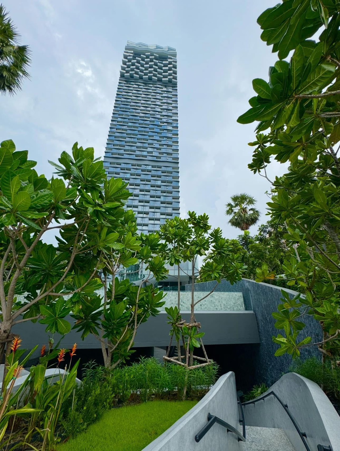 For Sale/Rent : Luxury Beachfront condo in Nort Pattaya @ Arom Wongamart