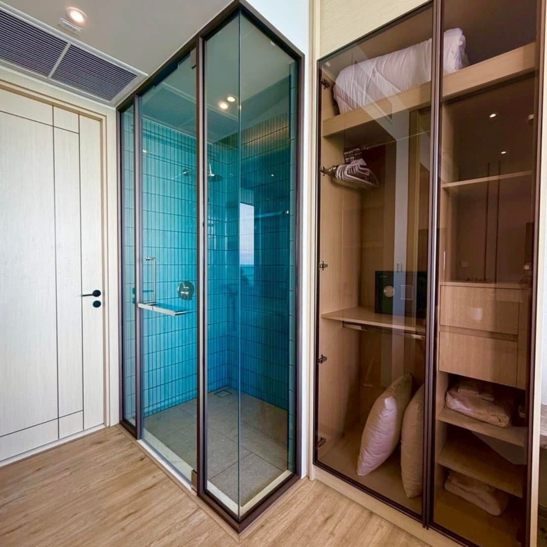 For Sale/Rent : Luxury Beachfront condo in Nort Pattaya @ Arom Wongamart