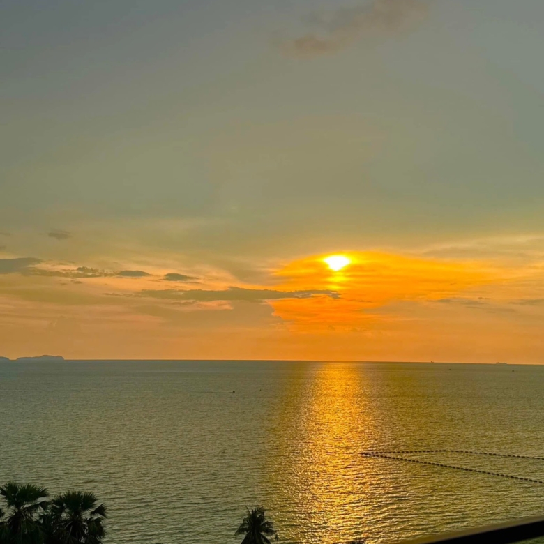 For Sale/Rent : Luxury Beachfront condo in Nort Pattaya @ Arom Wongamart