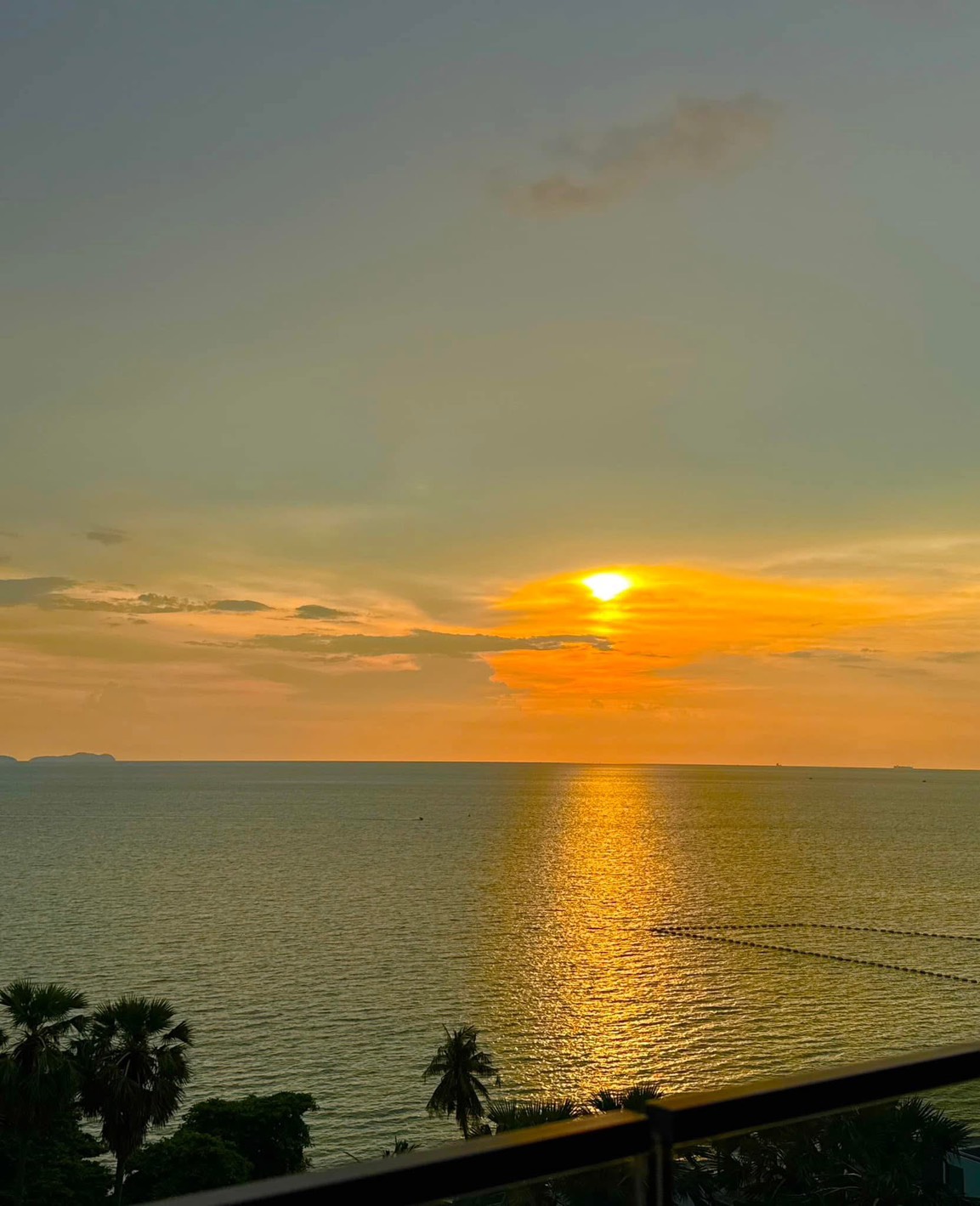 For Sale/Rent : Luxury Beachfront condo in Nort Pattaya @ Arom Wongamart