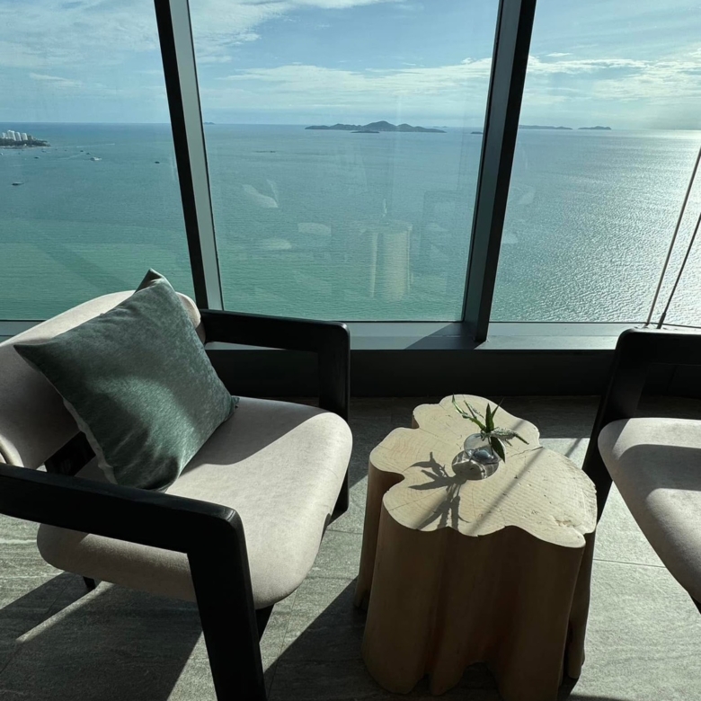 For Sale/Rent : Luxury Beachfront condo in Nort Pattaya @ Arom Wongamart