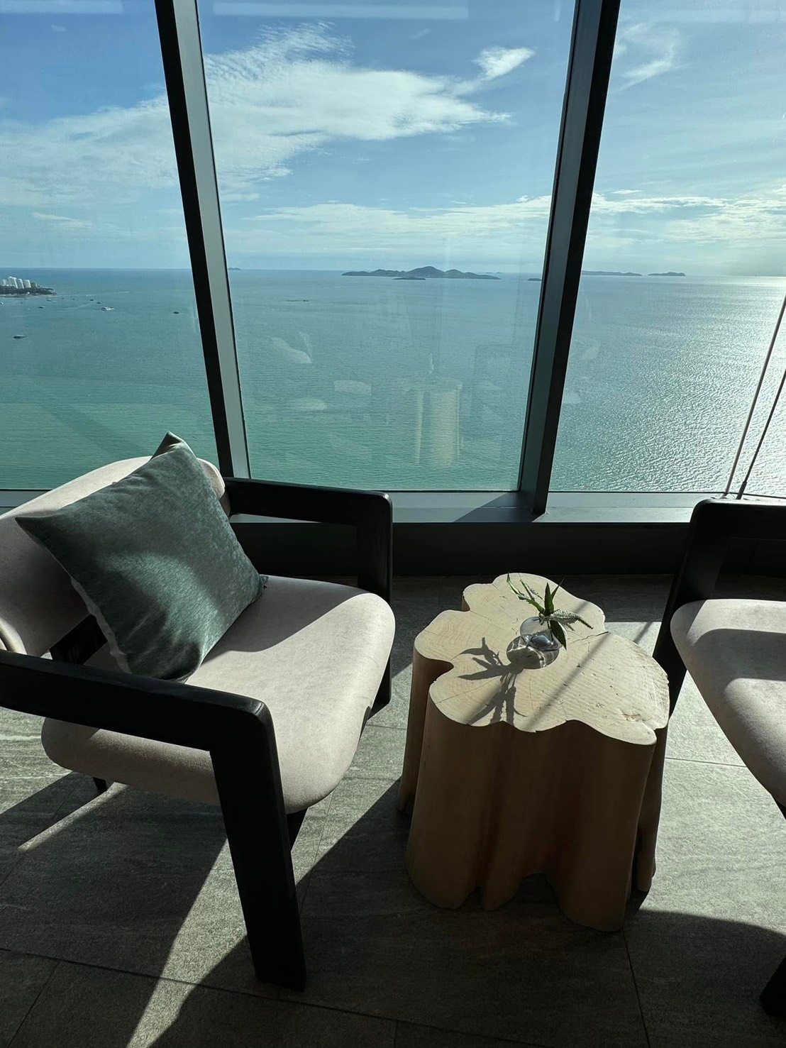 For Sale/Rent : Luxury Beachfront condo in Nort Pattaya @ Arom Wongamart