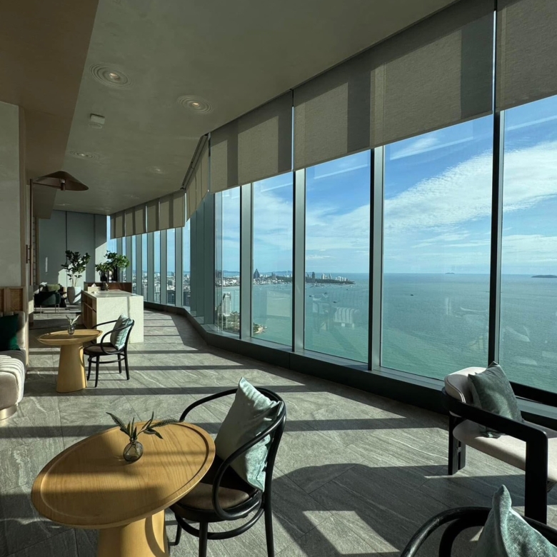 For Sale/Rent : Luxury Beachfront condo in Nort Pattaya @ Arom Wongamart