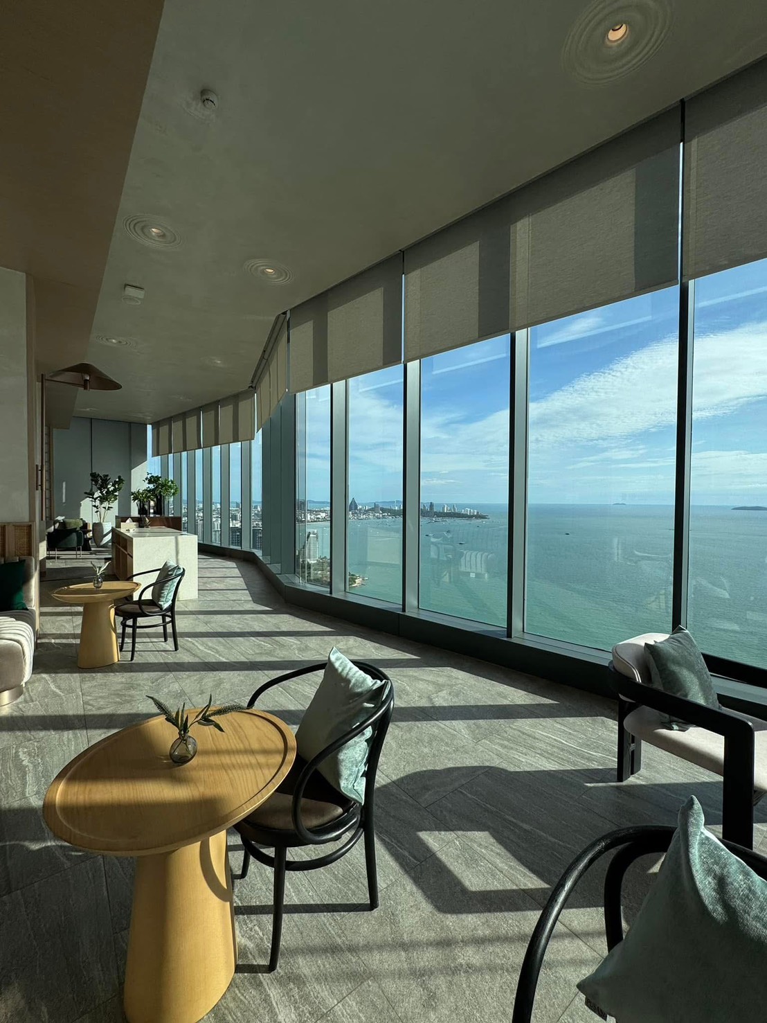 For Sale/Rent : Luxury Beachfront condo in Nort Pattaya @ Arom Wongamart