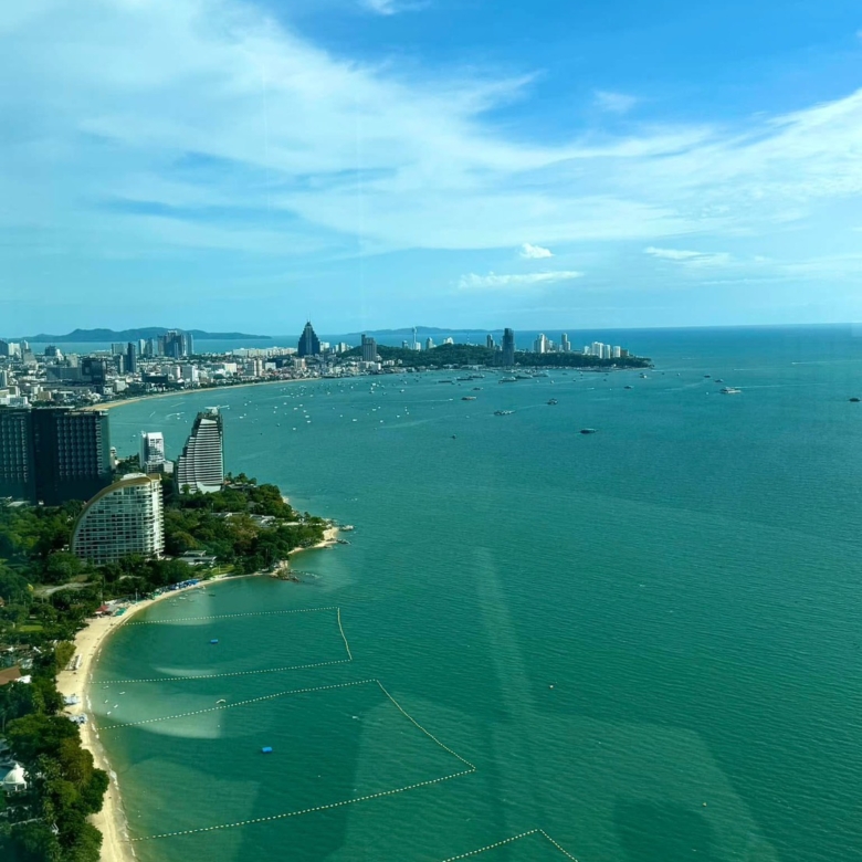 For Sale/Rent : Luxury Beachfront condo in Nort Pattaya @ Arom Wongamart