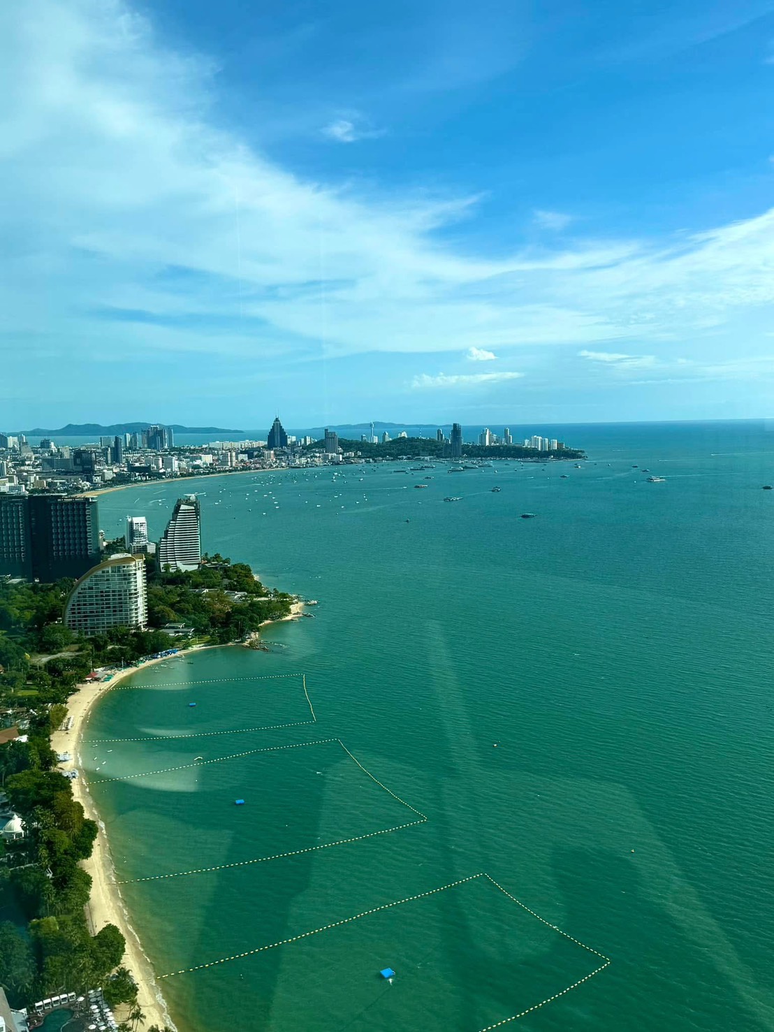 For Sale/Rent : Luxury Beachfront condo in Nort Pattaya @ Arom Wongamart
