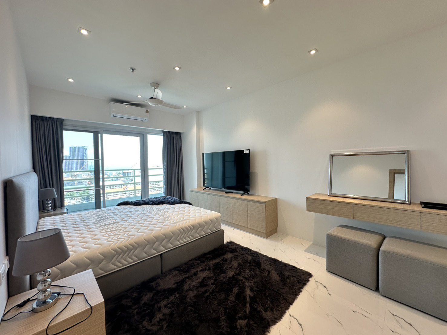 Modern Condo 2 Bed, 2 Bath143 SQM.@ View Talay 5D