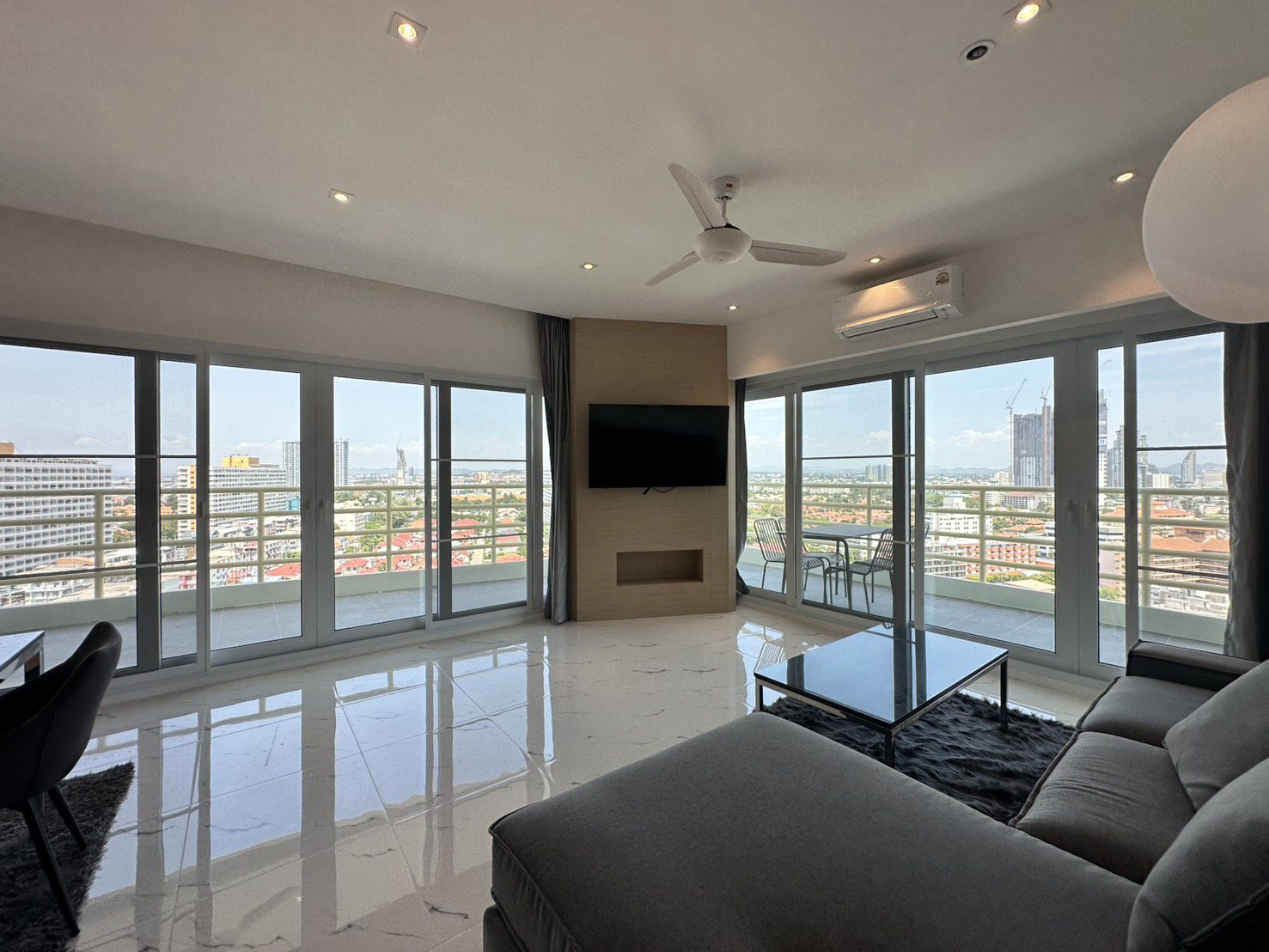 Modern Condo 2 Bed, 2 Bath143 SQM.@ View Talay 5D