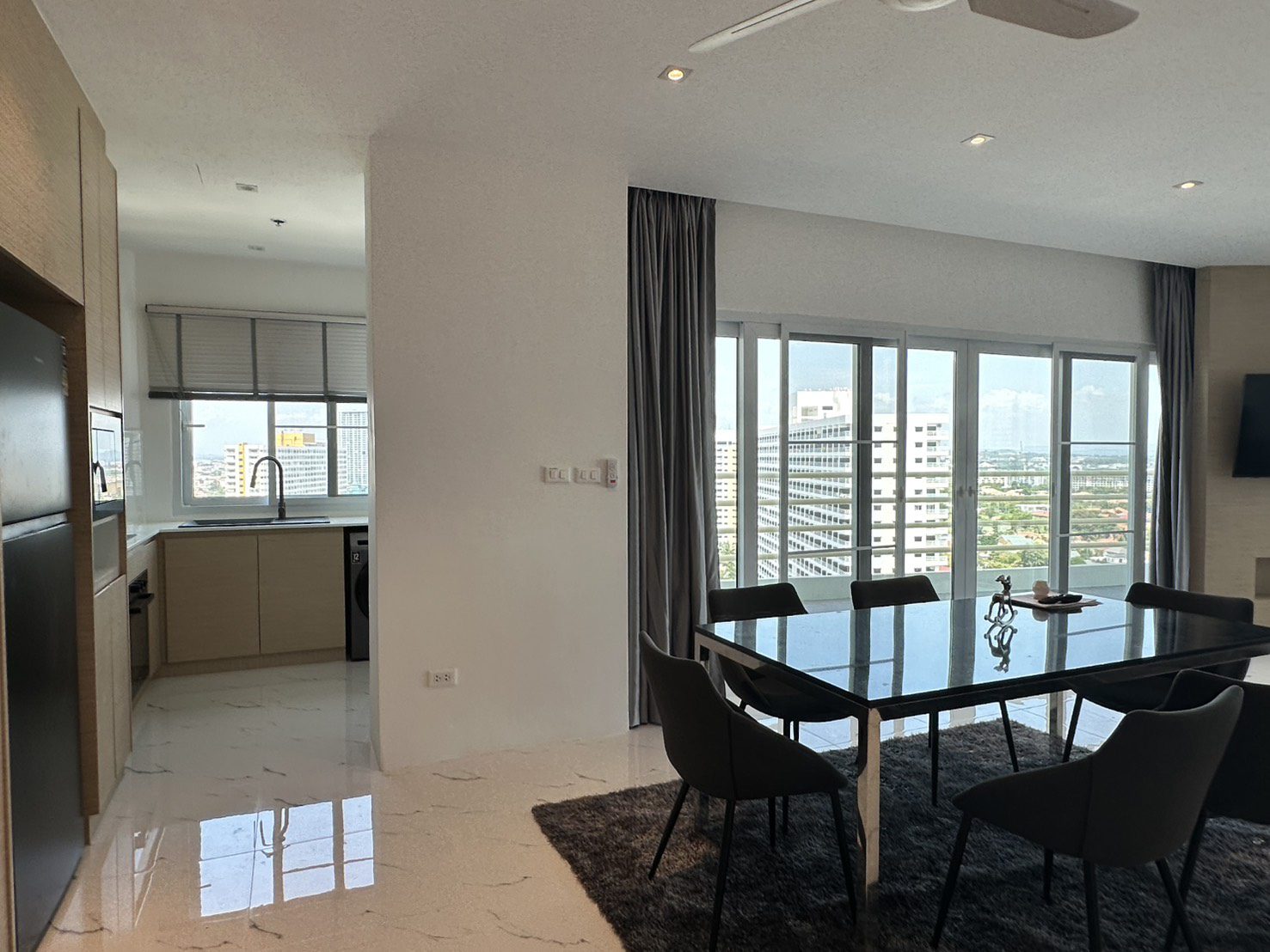 Modern Condo 2 Bed, 2 Bath143 SQM.@ View Talay 5D