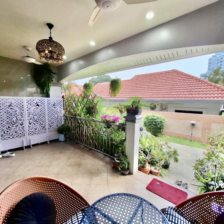 For Sale : Beautifully Renovated with Terrasse Condo @ Pratumnak Hill