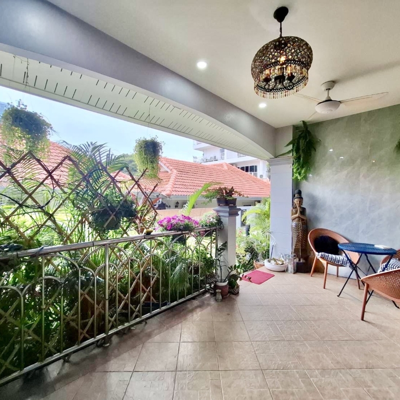 For Sale : Beautifully Renovated with Terrasse Condo @ Pratumnak Hill