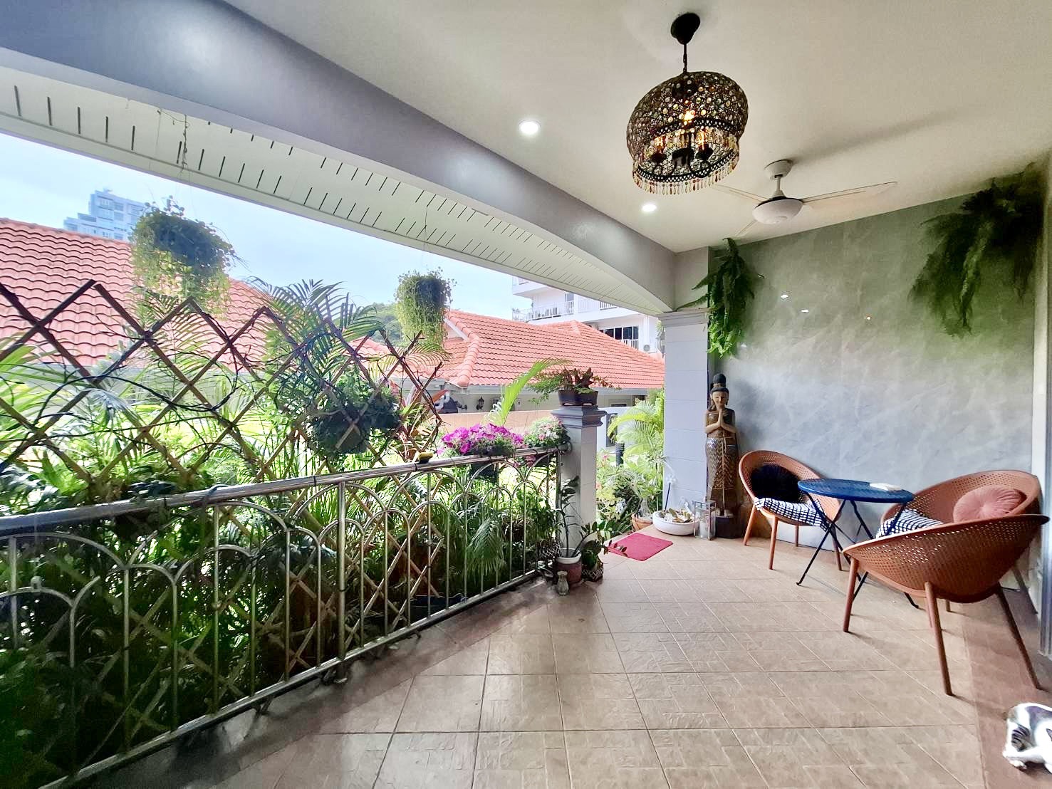 For Sale : Beautifully Renovated with Terrasse Condo @ Pratumnak Hill