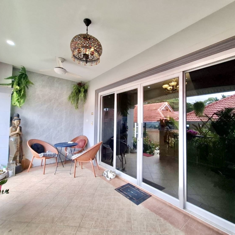 For Sale : Beautifully Renovated with Terrasse Condo @ Pratumnak Hill