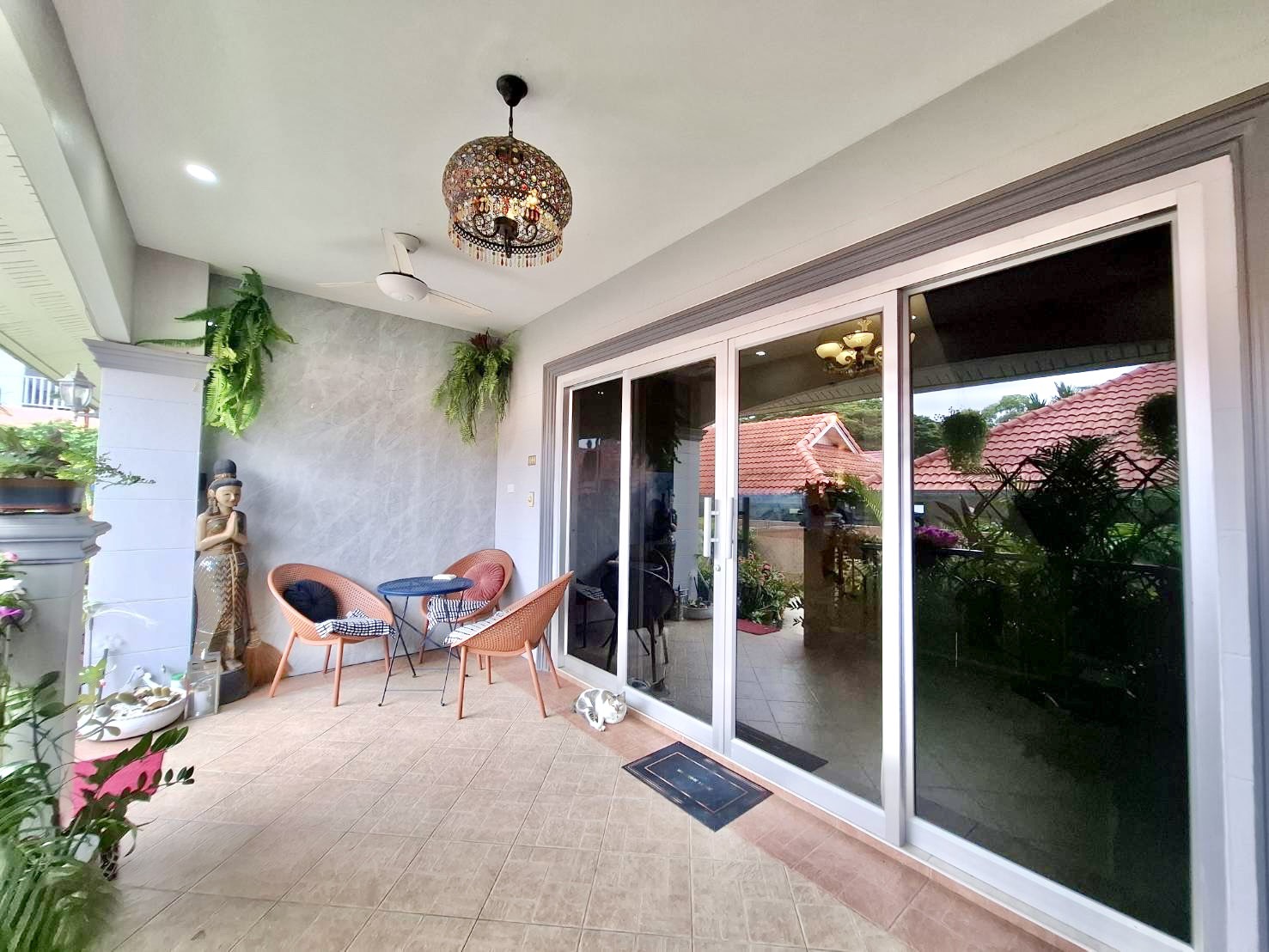 For Sale : Beautifully Renovated with Terrasse Condo @ Pratumnak Hill