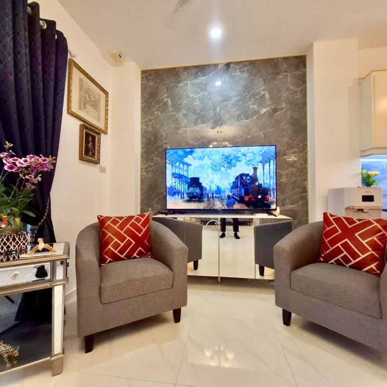 For Sale : Beautifully Renovated with Terrasse Condo @ Pratumnak Hill