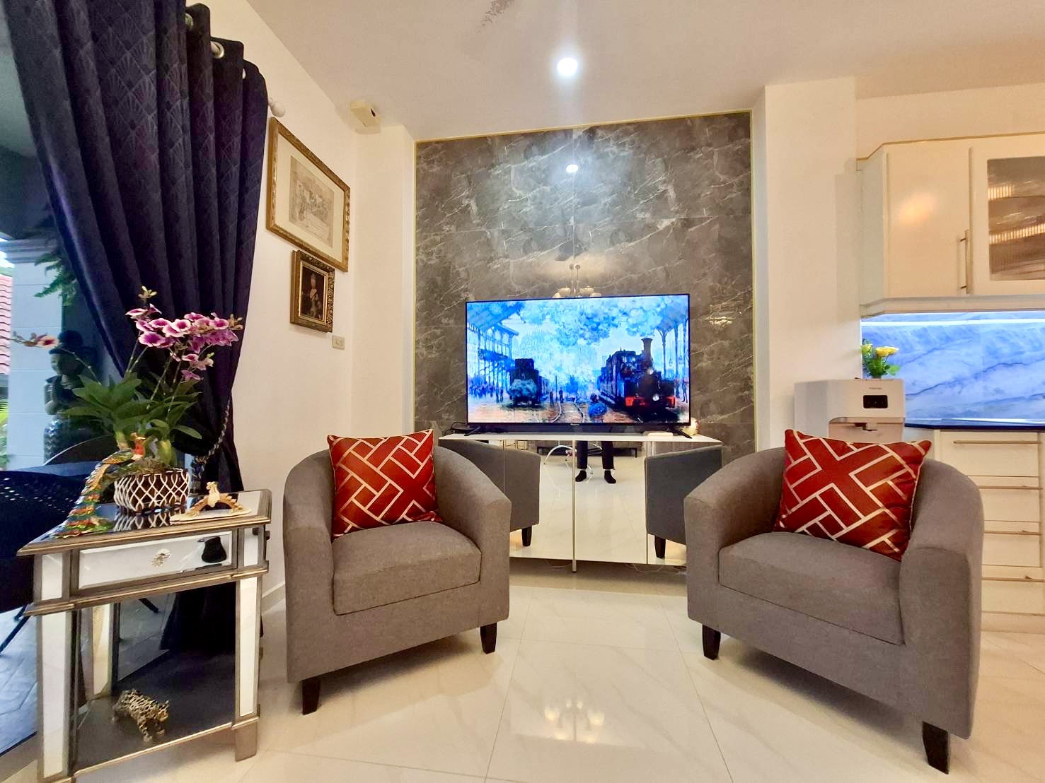 For Sale : Beautifully Renovated with Terrasse Condo @ Pratumnak Hill