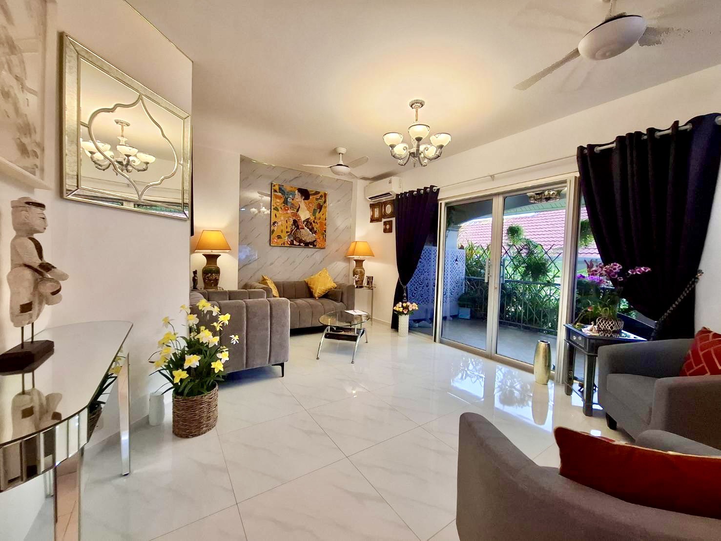 For Sale : Beautifully Renovated with Terrasse Condo @ Pratumnak Hill