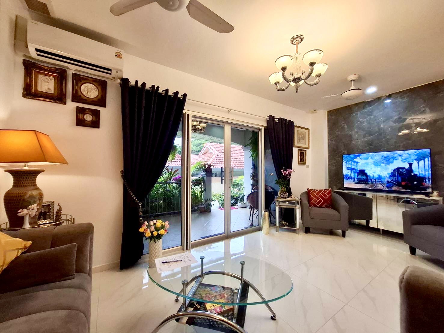 For Sale : Beautifully Renovated with Terrasse Condo @ Pratumnak Hill