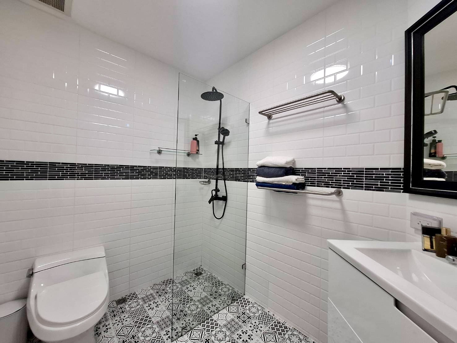 For Sale : Beautifully Renovated with Terrasse Condo @ Pratumnak Hill