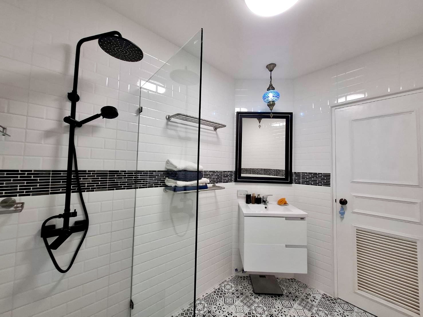 For Sale : Beautifully Renovated with Terrasse Condo @ Pratumnak Hill