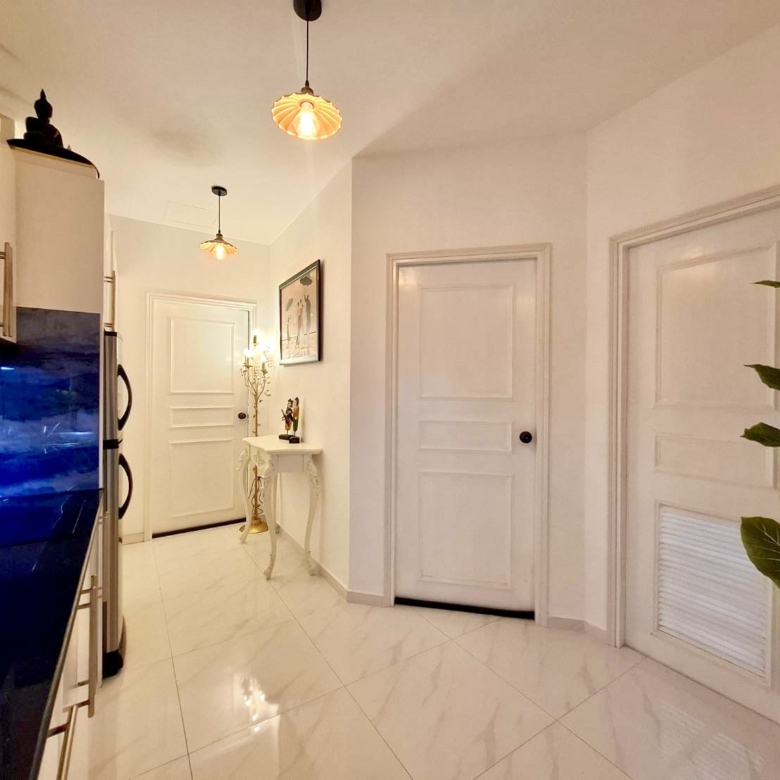 For Sale : Beautifully Renovated with Terrasse Condo @ Pratumnak Hill
