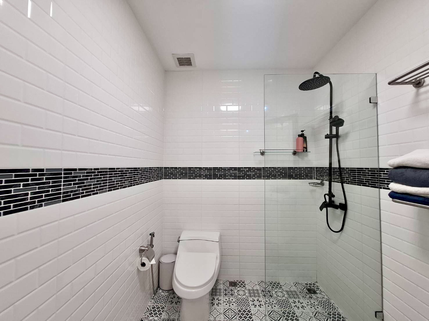 For Sale : Beautifully Renovated with Terrasse Condo @ Pratumnak Hill