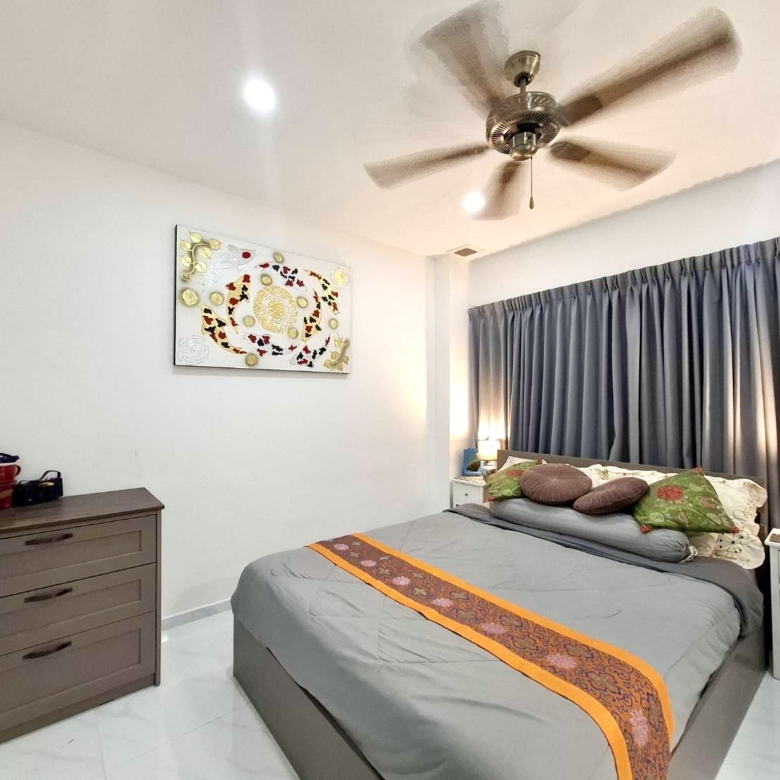 For Sale : Beautifully Renovated with Terrasse Condo @ Pratumnak Hill