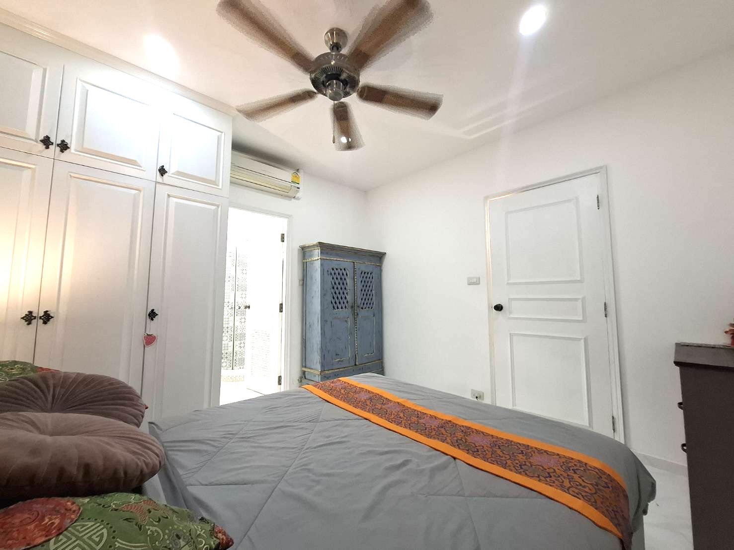 For Sale : Beautifully Renovated with Terrasse Condo @ Pratumnak Hill