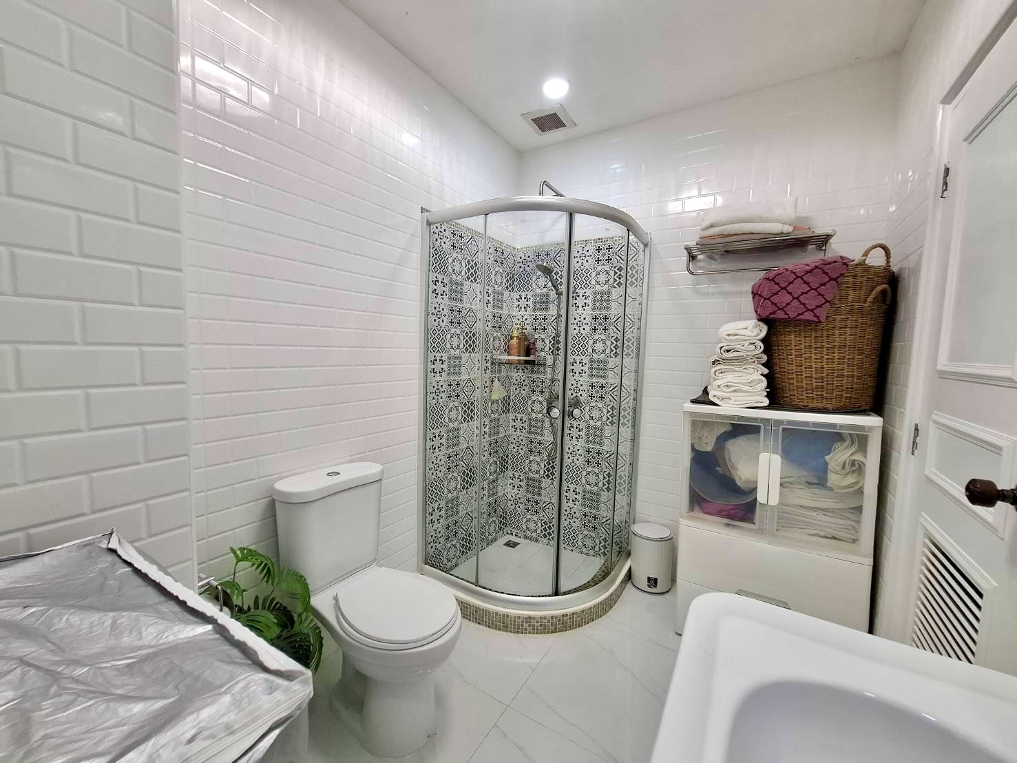 For Sale : Beautifully Renovated with Terrasse Condo @ Pratumnak Hill