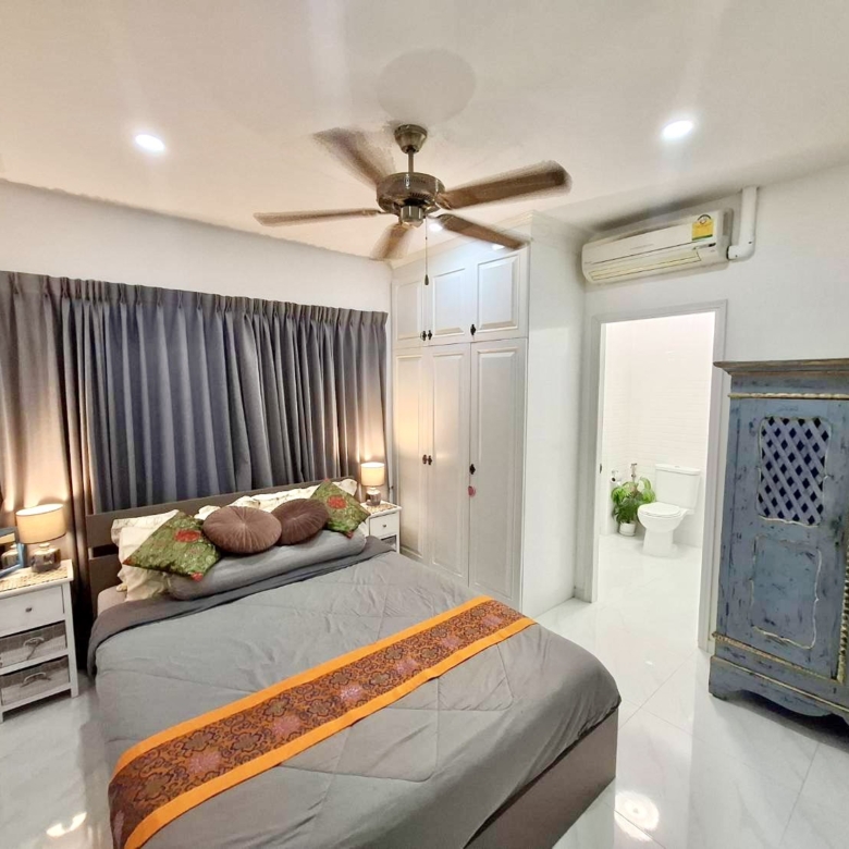 For Sale : Beautifully Renovated with Terrasse Condo @ Pratumnak Hill