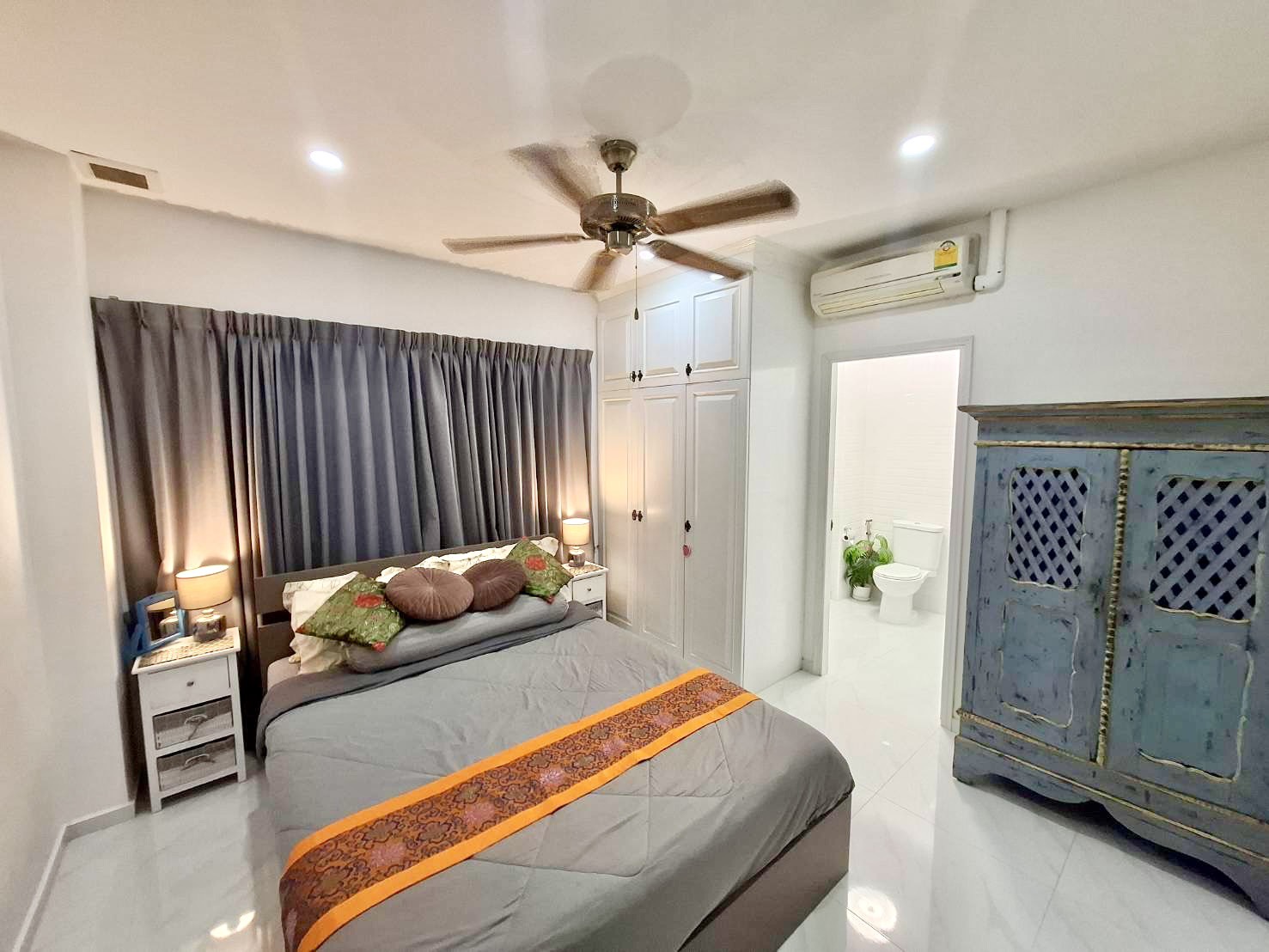 For Sale : Beautifully Renovated with Terrasse Condo @ Pratumnak Hill