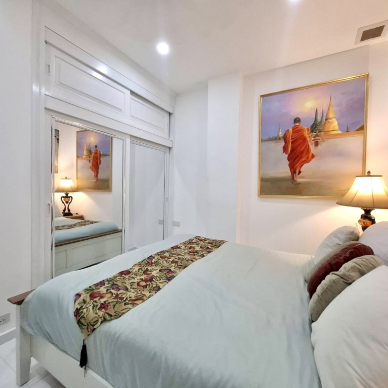 For Sale : Beautifully Renovated with Terrasse Condo @ Pratumnak Hill