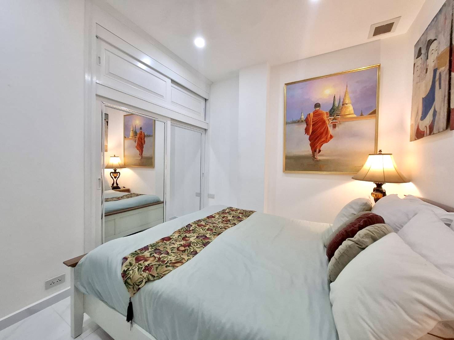 For Sale : Beautifully Renovated with Terrasse Condo @ Pratumnak Hill