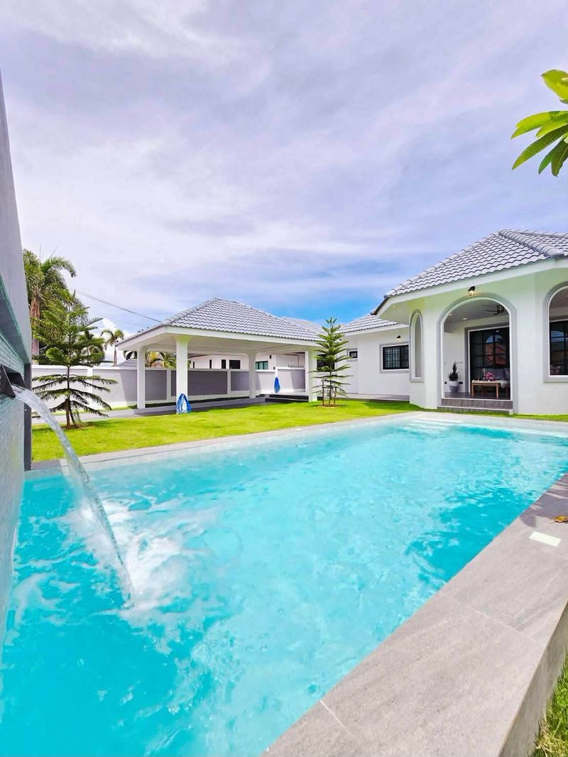 Newly Renovated Pool Villa 4 Bed, 4 Bath 122 SQW. @ Mabprachan Village