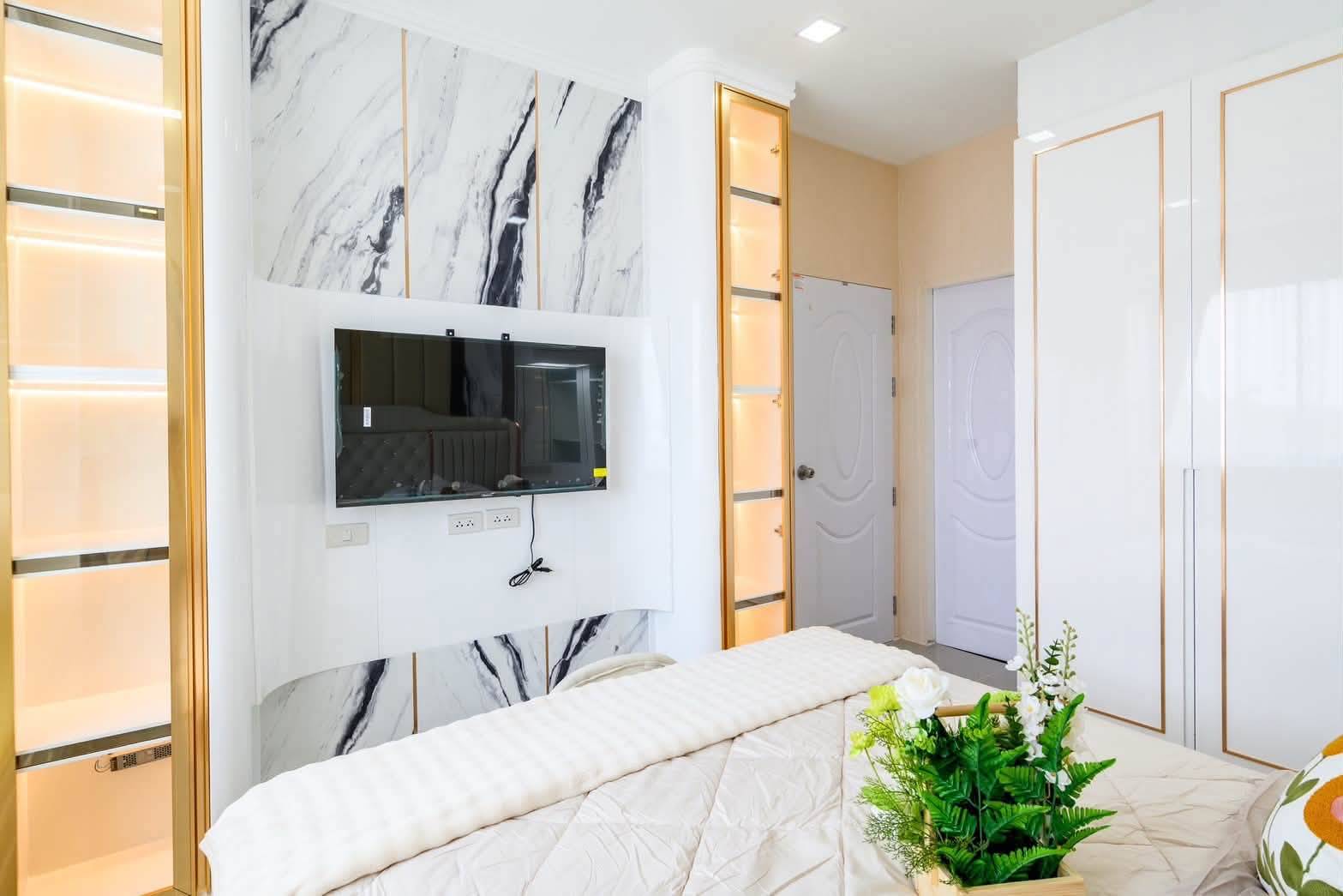 For Sale : Luxury-decorated condonear the railway @ Naklua