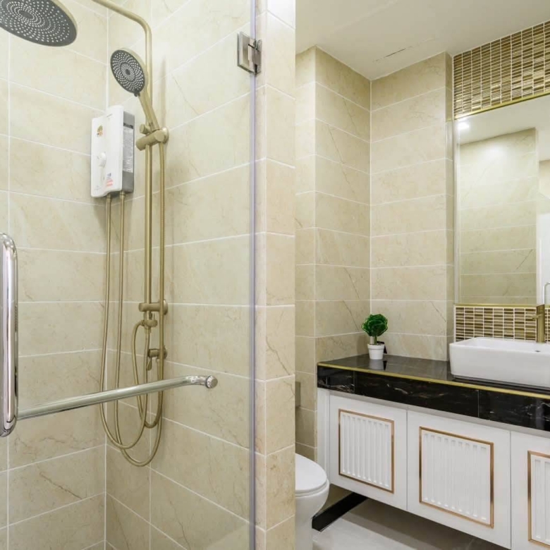 For Sale : Luxury-decorated condonear the railway @ Naklua