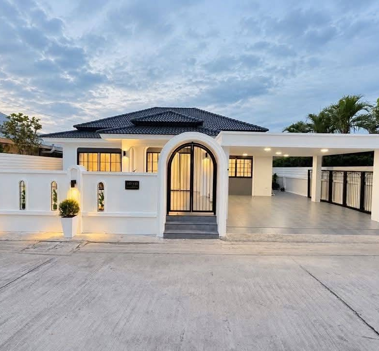 For Sale : Single-story detached house Modern Classic style with airy, high ceilings @ Soi Siam