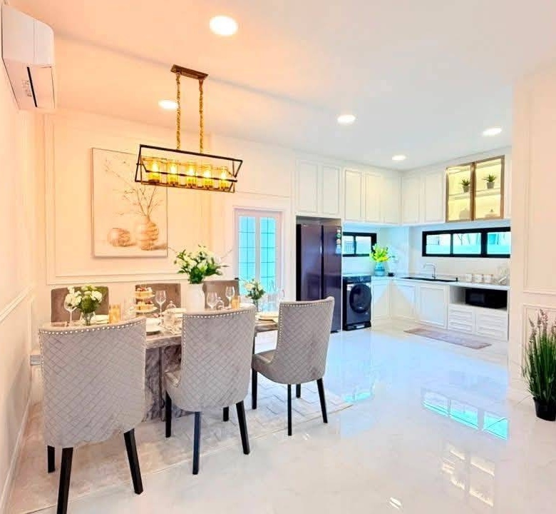 For Sale : Single-story detached house Modern Classic style with airy, high ceilings @ Soi Siam