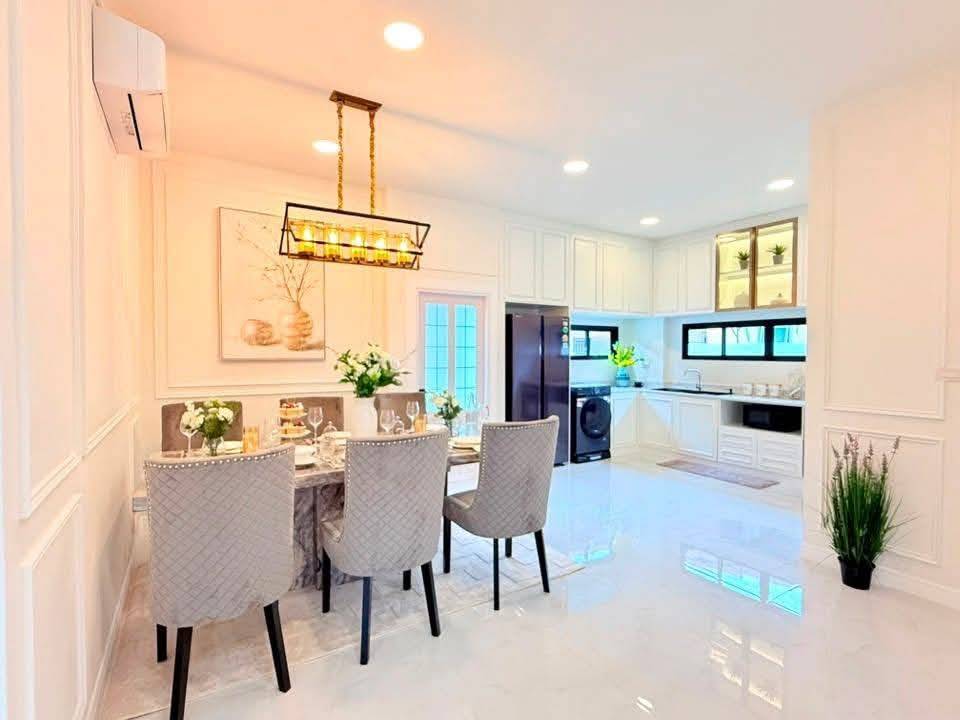 For Sale : Single-story detached house Modern Classic style with airy, high ceilings @ Soi Siam