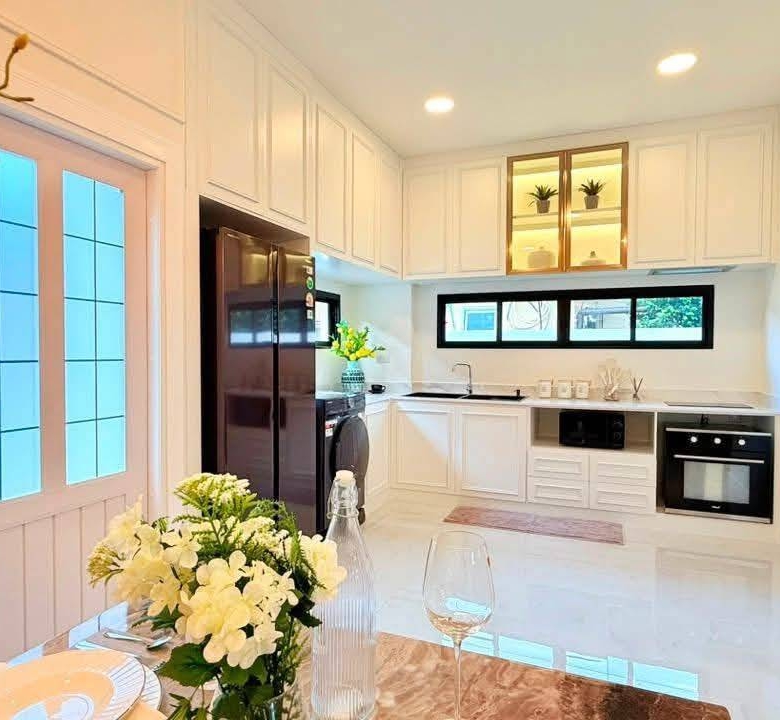 For Sale : Single-story detached house Modern Classic style with airy, high ceilings @ Soi Siam