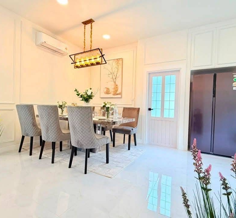 For Sale : Single-story detached house Modern Classic style with airy, high ceilings @ Soi Siam