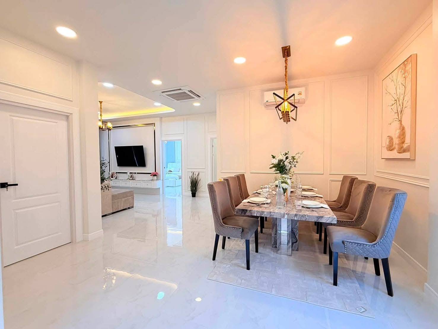 For Sale : Single-story detached house Modern Classic style with airy, high ceilings @ Soi Siam