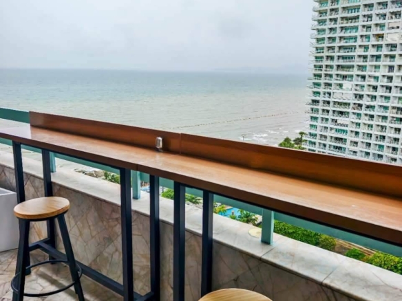 Urgent sale: High-floor, 2-bedroom condo with a sea view