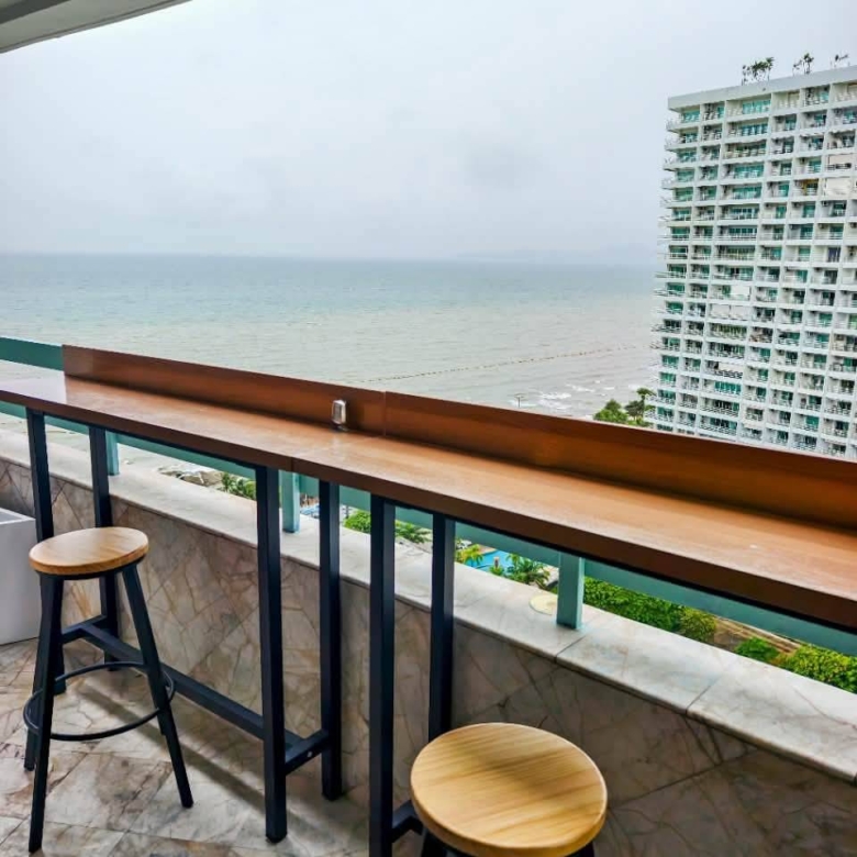 Urgent sale: High-floor, 2-bedroom condo with a sea view